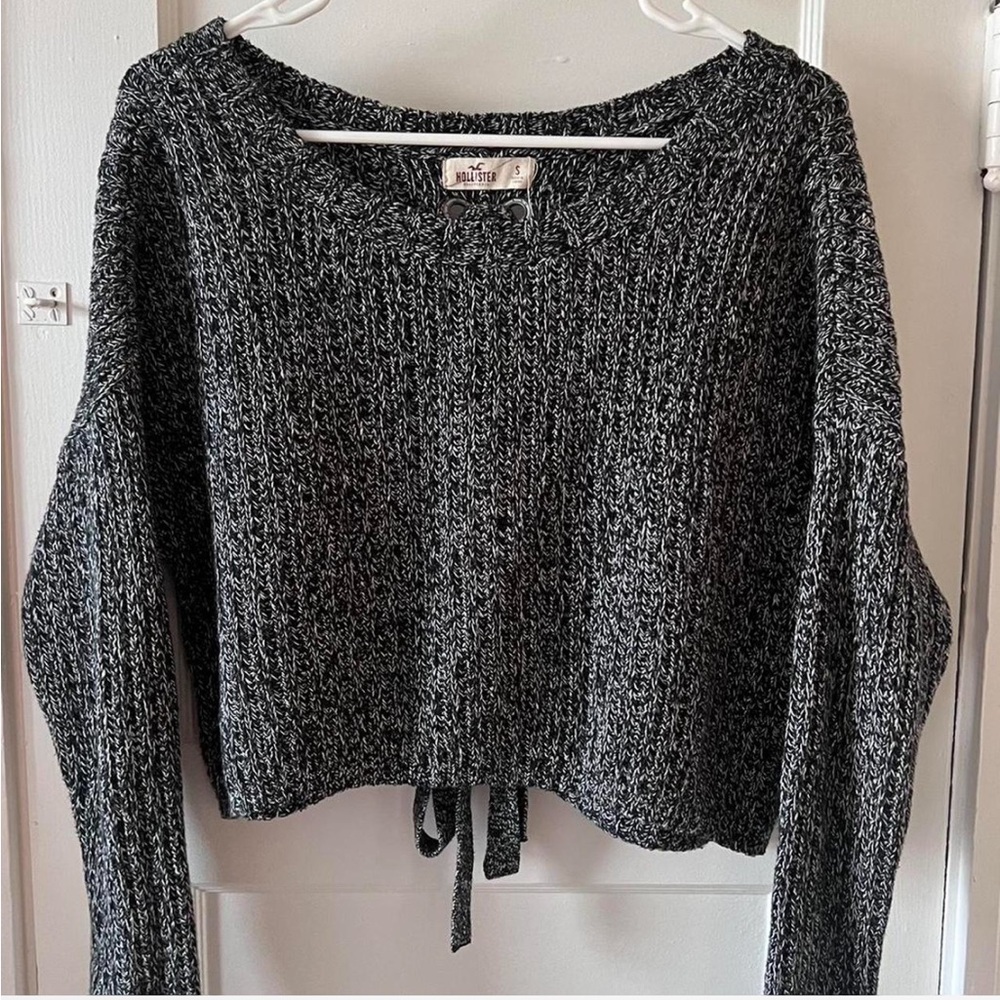 black and white cropped sweater 
loose fitting